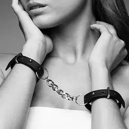 Наручники з екошкіри Bijoux Indiscrets Maze - Thin Handcuffs Black - мініатюра 2