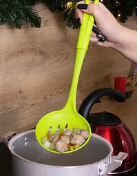 Шумівка кухарська пластикова перфорована з прорізами 34 см, Kitchen Master Салатовий 85686 - мініатюра 4