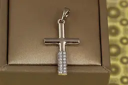 Хрестик Xuping Jewelry з фіанітовим підніжжям 2,7 см сріблястий