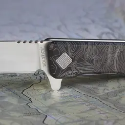 Ніж Ocaso Solstice, Engraved titanium, Topo Pattern, Satin (10ETS) - мініатюра 4