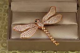 Брошка Xuping Jewelry Бабка з білими крильцями 4 см золотиста