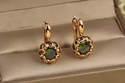 Сережки Xuping Jewelry Парфе з смарагдовим каменем 2 см золотисті - мініатюра 3