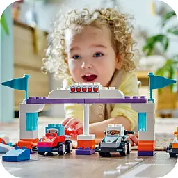 Конструктор LEGO DUPLO Автомобілі для перегонів і пілоти команд Формули-1, 70 деталей (10445) - мініатюра 8