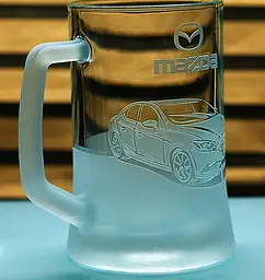 Пивний келих 660 мл з гравіюванням Mazda 3 Мазда 3 подарунок для автолюбителя  кухоль для пива з логотипом авто - мініатюра 2