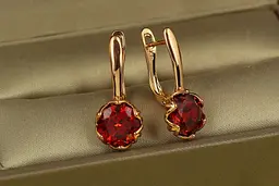Сережки Xuping Jewelry велична простота з червоним каменем 2.3 см золотисті - мініатюра 2
