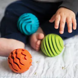 Прорізувач-брязкальце Fat Brain Toys Sensory Rollers Сенсорні кулі 3 шт. (F161ML) - мініатюра 5