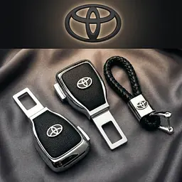 Набір в авто для Toyota №2 / заглушка-перехідник ременя безпеки та брелок з логотипом
