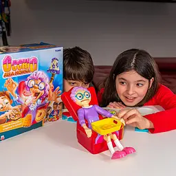 Настільна гра TOMY Жадібна бабуся Occhio alla Nonna Greedy Granny сімейна гра на спритність, 2–4 гравці від 5 років (SKU-203) - мініатюра 6
