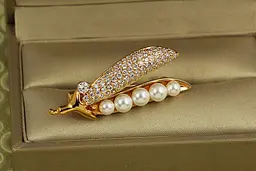 Брошка Xuping Jewelry Стручок з перлинами 4 см золотиста