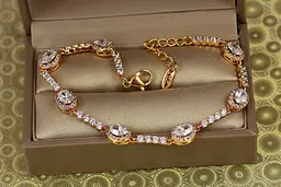 Браслет Xuping Jewelry малинки із білими каменями на доріжці 17,5 см 7 мм золотистий
