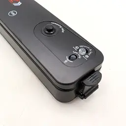 Побутовий вакуумний пакувальник Vacuum Sealer з набором пакетів 90 Вт Чорний - мініатюра 5