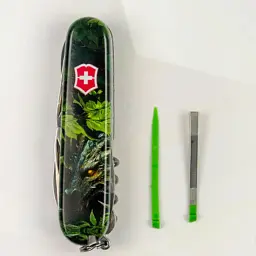 Ніж Victorinox Huntsman Zodiac 91 мм Зелений дерев'яний дракон (1.3713.3_Z3240p) - мініатюра 4