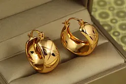 Сережки кільця Хuping Jewelry широкі гравіювання ромб 2,5 см золотисті