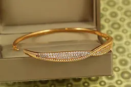Браслет бенгл Xuping Jewelry Ігриста хвиля 60 мм на руку від 17 до 19 см золотистий - мініатюра 2