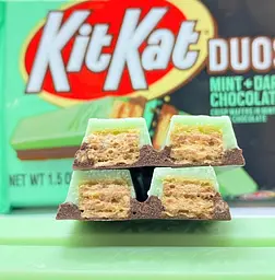 Батончик Kit Kat Duos Mint and Dark Chocolate Candy Bar 42 г - мініатюра 3