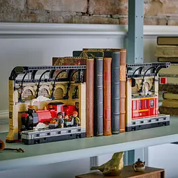 Конструктор LEGO Harry Potter Бук нук: Гоґвортський експрес 832 деталі (76450) - мініатюра 12