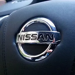 Емблема керма Nissan Хром 50х43 мм Пластик на скотчі (Завод) - мініатюра 3