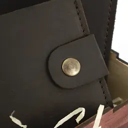 Подарунковий набір чоловічий Handycover №47 (коричневий) гаманець і обкладинка на паспорт) в коробці - мініатюра 4