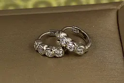 Сережки колечки Xuping Jewelry чотири камені в обідку 1,1 см сріблясті