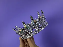 Корона на торт срібна з білим камінням, діаметр 12 см, для декору святкових випічки та десертів