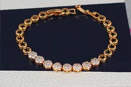 Браслет Xuping Jewelry круглі ланки з зірками по центру вісім з камінчиками 17 см золотистий