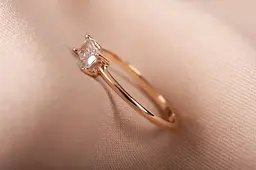 Каблучка з жовтого золота з білим багетом 18 K-0150 - мініатюра 3