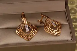 Сережки Xuping Jewelry ромб із грецьким візерунком 2,8 см золотисті - мініатюра 2