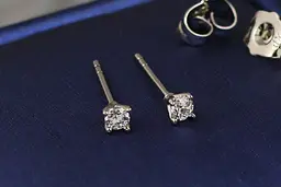 Сережки гвоздики Xuping Jewelry з каменем на чотири кріплення 3 мм сріблясті