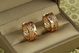 Сережки кільця Хuping Jewelry широкі колечки з грецьким малюнком і синіми каменями 2 см золотисті - мініатюра 3