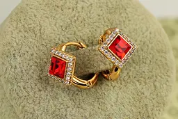 Сережки Xuping Jewelry Червоний ромб з каменем Сваровські 1,5 см золотисті - мініатюра 2