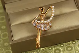 Брошка Xuping Jewelry Балерина з перлами 4,5 см золотиста