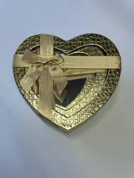 Набір подарункових коробок у формі серця 3 шт золотисті з бантом коробки для подарунків та квітів - мініатюра 2