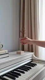 Мініатюрна скляна ваза-пробірка для квітів на дерев’яній підставці - мініатюра 5