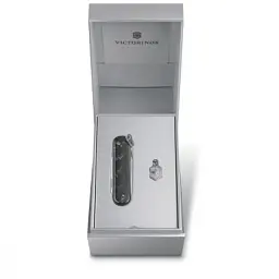 Ніж Victorinox Classic SD Brilliant Carbon + брелок-лого (0.6221.90) - мініатюра 7