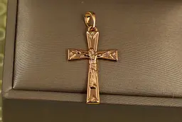 Хрестик Xuping Jewelry з розширеними краями та тонованим розп'яттям 3 см золотистий
