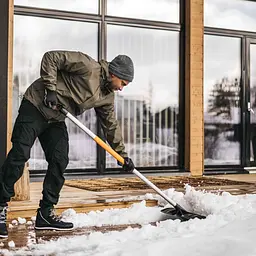Лопата Роллер для прибирання снігу Fiskars SnowXpert Roller X-series ™ (1057179) - мініатюра 4