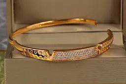 Браслет бенгл Xuping Jewelry Деметра 57 мм 7 мм на руку від 16 см до 18 см золотистий - мініатюра 2