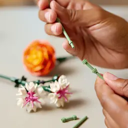 Конструктор LEGO Botanicals Милий рожевий букет квітів 749 деталей (10342) - мініатюра 7