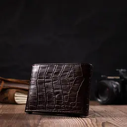 Фактурний коричневий чоловічий гаманець з натуральної шкіри з тисненням під крокодила з цікавою застібкою BOND 21990 - мініатюра 9