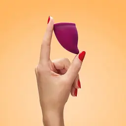 Fun Factory Menstrual Cup-менструальна чаша Розмір B, 30 мл 5.8х4.3 см (сливовий) - мініатюра 2