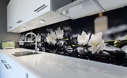 Вініловий кухонний фартух Білі квіти на каменях наклейка для кухні ПВХ Чорний 60х200 см Happy Pocket Z181696