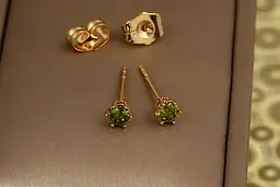 Сережки гвоздики Xuping Jewelry смарагдові камінці на шість кріплень 4 мм золотисті