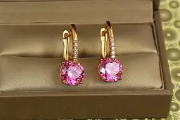 Сережки Xuping Jewelry Стрілка із великим рожевим каменем 2,7 см золотисті - мініатюра 2