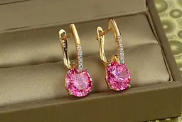 Сережки Xuping Jewelry Стрілка з родієм із великим рожевим каменем 2,7 см золотисті - мініатюра 2