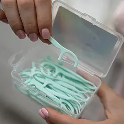  Зубна нитка Fesco Ultra з тримачем Fresh Clean 40 шт. - мініатюра 3