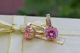 Сережки Xuping Jewelry з великим рожевим каменем і круглою застібкою 2 см золотисті - мініатюра 2
