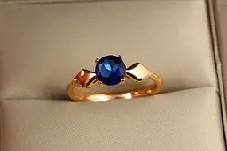 Кільце Xuping Jewelry з синім каменем і ромбами по боках р 17 золотисте