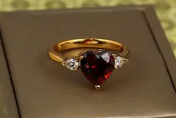 Кільце Xuping Jewelry серце з червоним каменем і краплями з боків р 19 золотисте