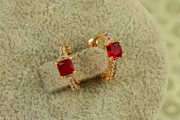 Сережки дитячі Xuping Jewelry Чарівні грані із червоним каменем 1,2 см золотисті