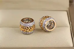 Кулон шарм Xuping Jewelry ажурний візерунок з родієм і фіанітами з боків 8 мм золотистий - мініатюра 2